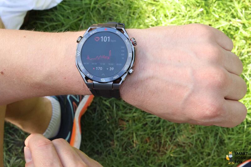 Man sieht die Herzfrequenzmessung der Huawei Watch Ultimate.